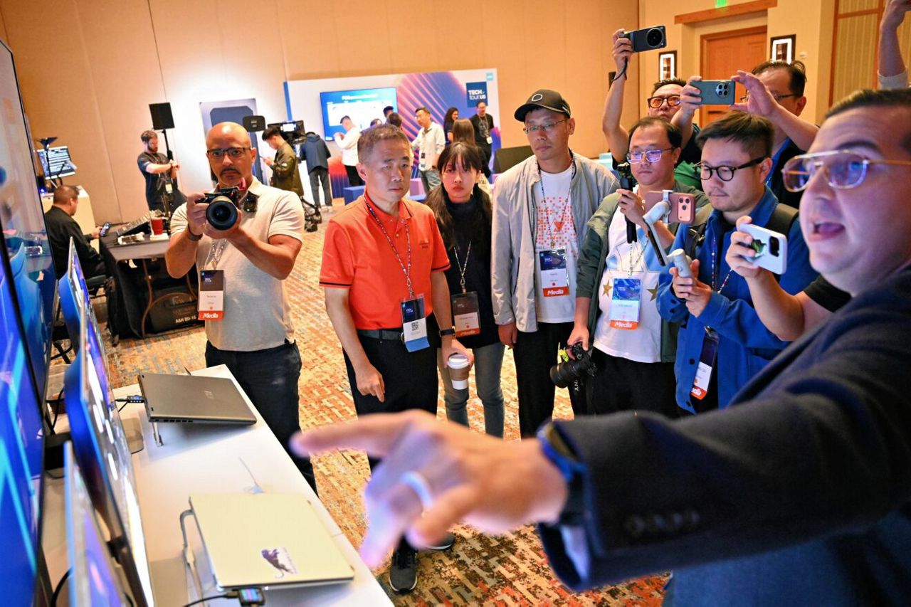 Tech media and industry analysts from around the world watch and listen as Intel technical marketing engineer Joe Broderick showcases how Panther Lake will up-level efficiency and performance from previous generations of Intel Core Ultra processors.