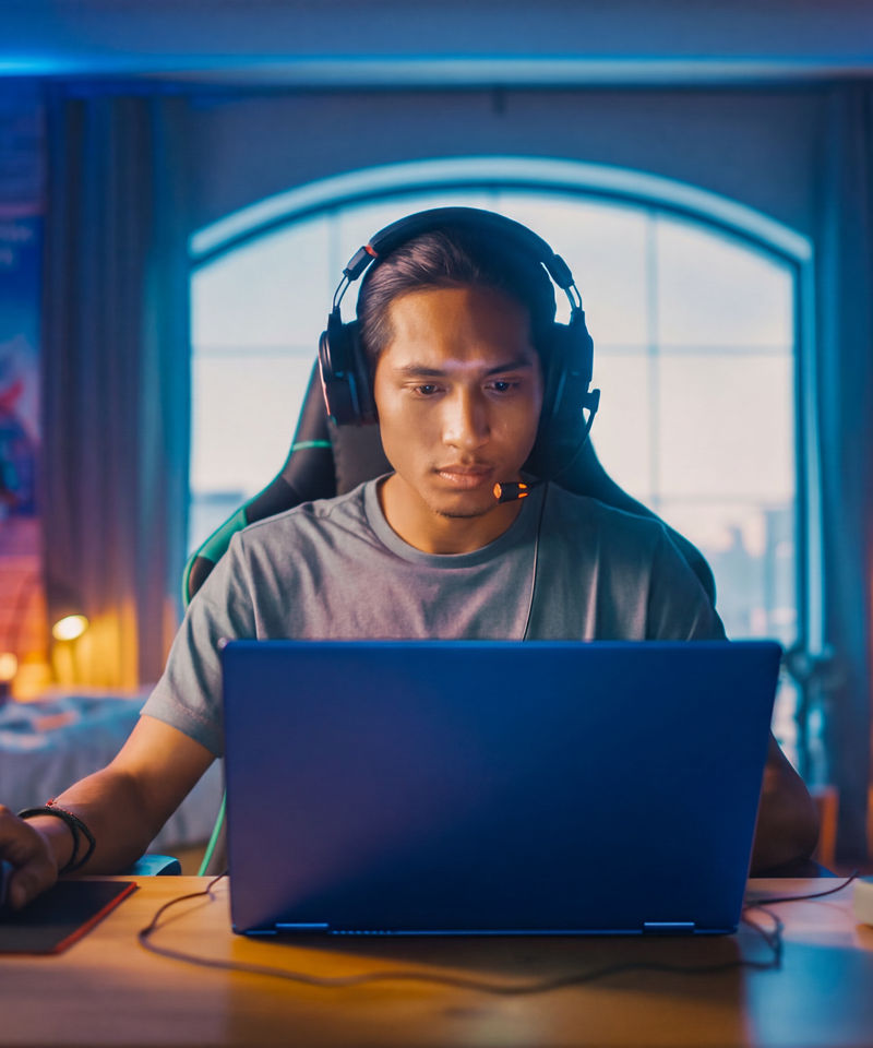 Pessoa jogando em um notebook.