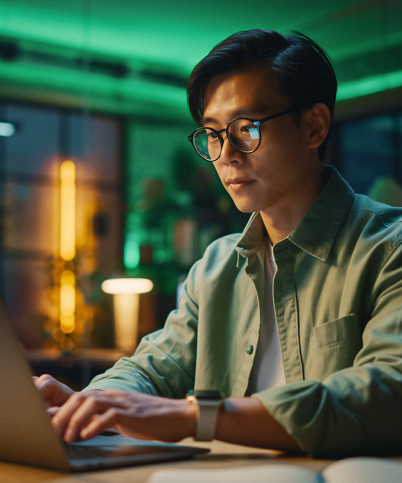 Pessoa usando um notebook em um escritório.