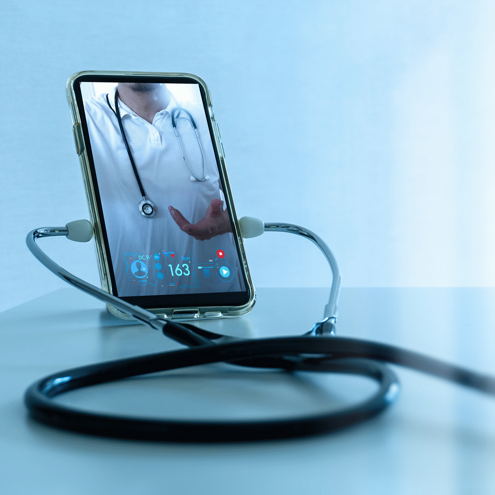 Smartphone e estetoscópio representam telemedicina e atendimento médico conectado.