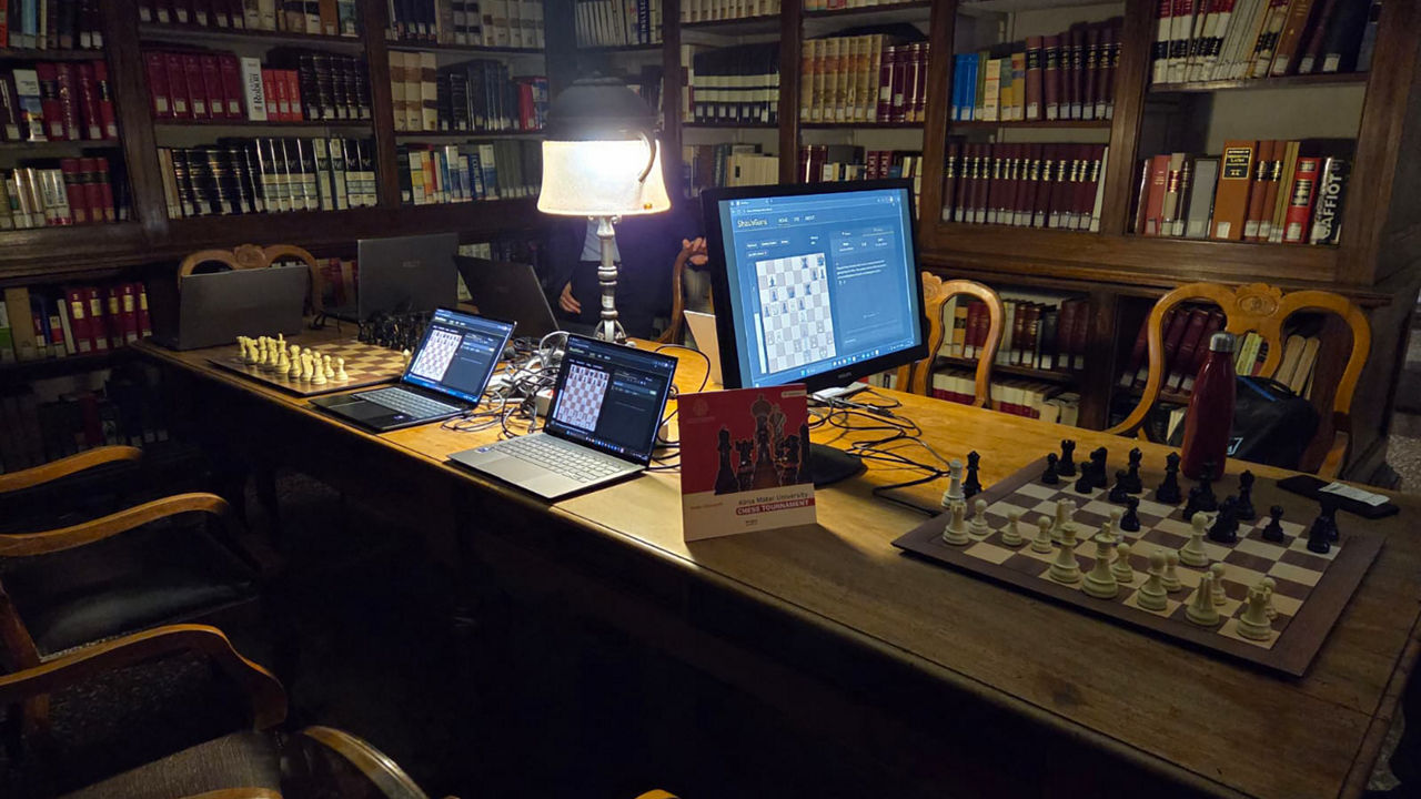 A Sala de Análise de IA possui vários laptops equipados com processadores Intel® Core™ Ultra série 200V para analisar correspondências via ShashGuru. (Crédito: Intel Corporation)
