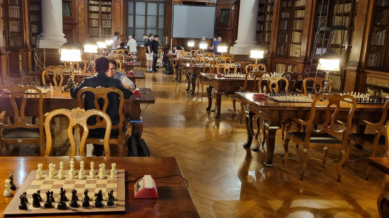 Tabuleiros de xadrez prontos para serem jogados na Universidade de Bolonha, Itália. (Crédito: Intel Corporation)