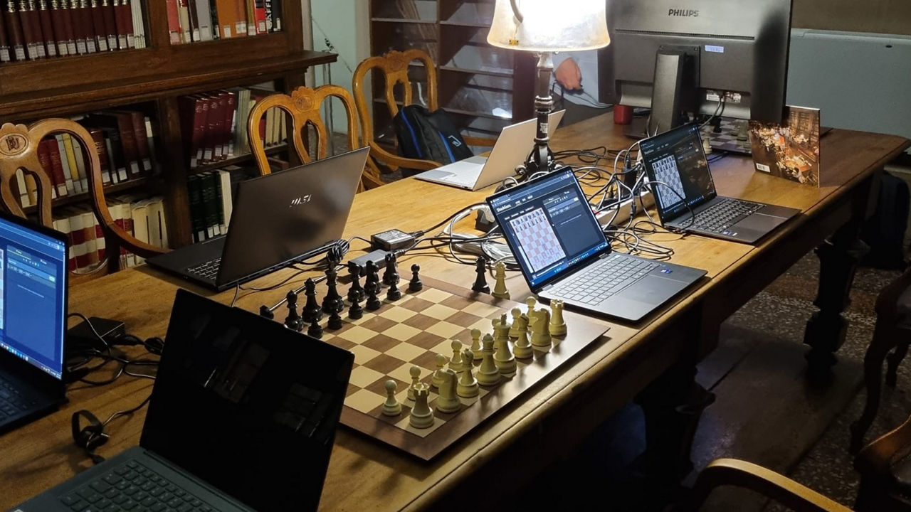 A Sala de Análise de IA possui vários laptops equipados com processadores Intel® Core™ Ultra série 200V para analisar correspondências via ShashGuru. (Crédito: Intel Corporation)