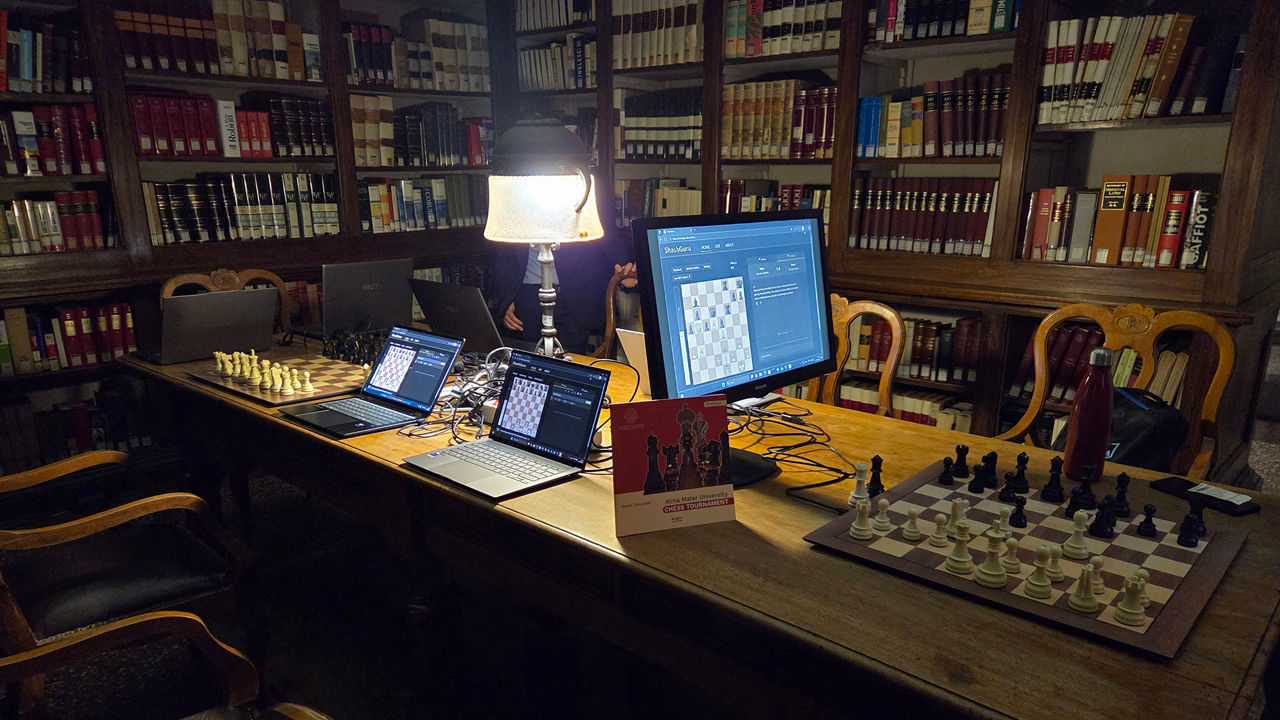 A Sala de Análise de IA possui vários laptops equipados com processadores Intel® Core™ Ultra série 200V para analisar correspondências via ShashGuru. (Crédito: Intel Corporation)