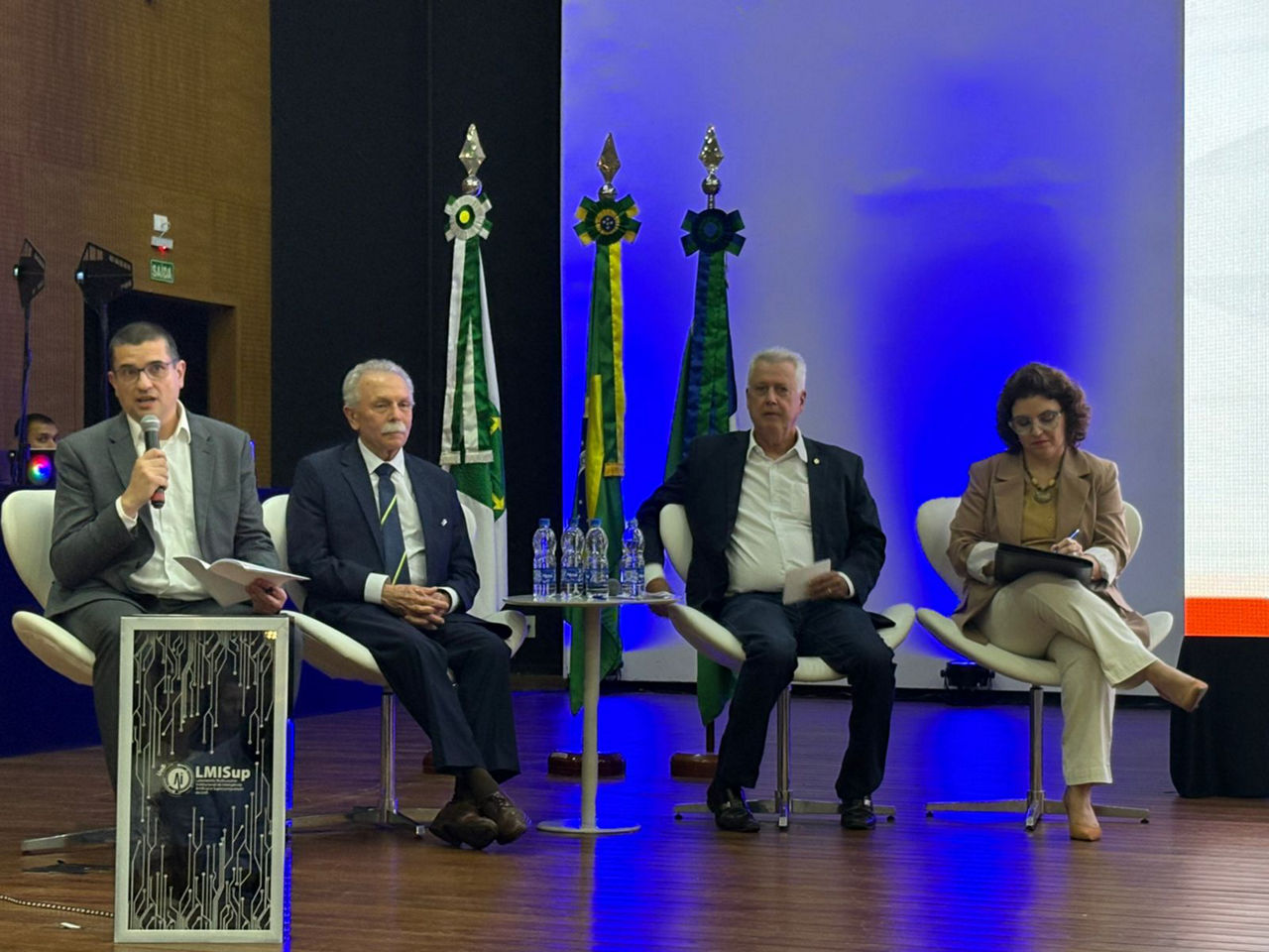 Carlos Buarque, diretor de marketing da Intel Brasil, no evento, falando sobre a parceria.