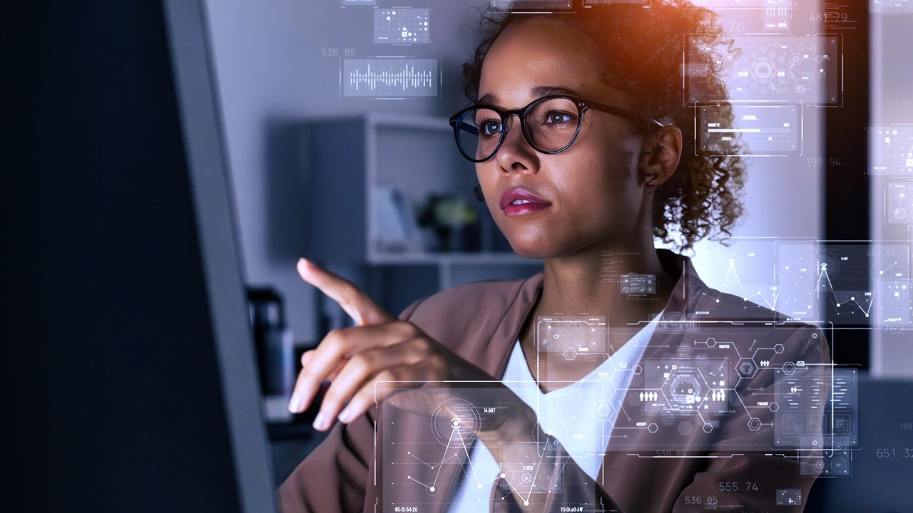 コンピューター画面のデータを確認する女性