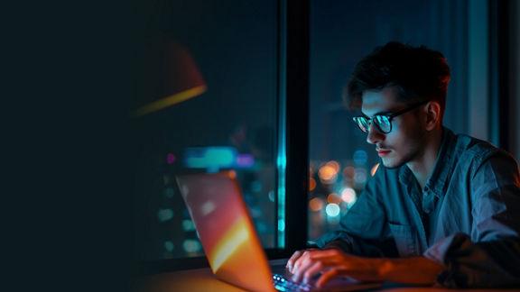 Hombre trabajando de noche en su computadora