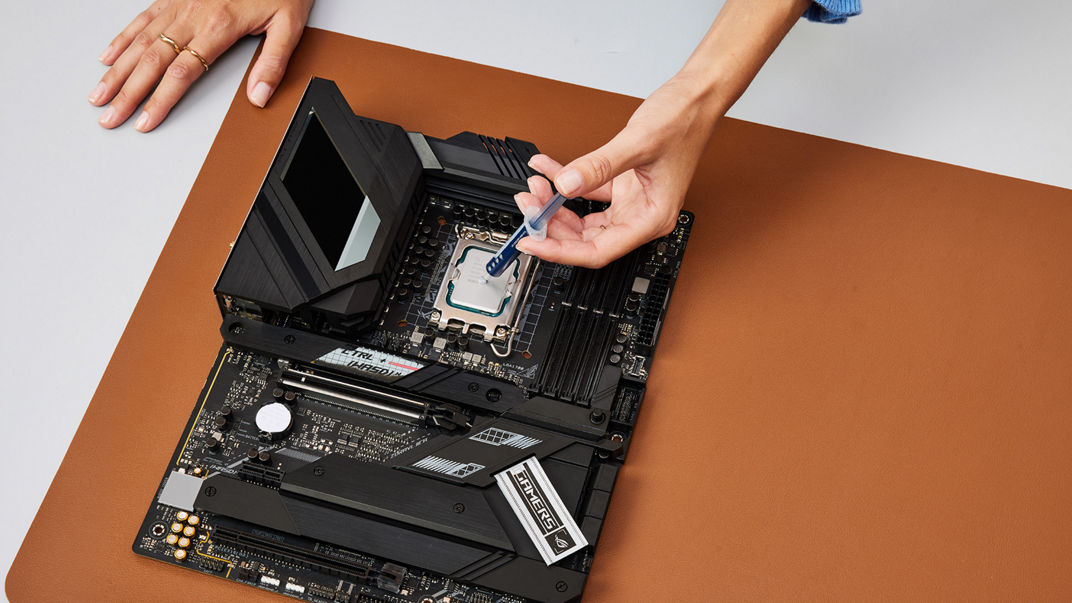 Photo of thermal paste application with syringe
