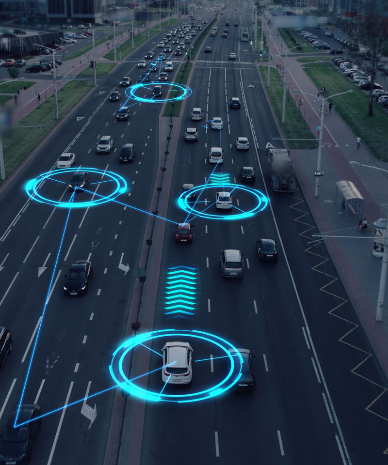 Visualização da interação entre veículos autônomos sem condutor. Carros robóticos são controlados por IA, dirigindo ao longo de uma avenida de uma cidade movimentada, escaneando a estrada com sensores e trocando informações.