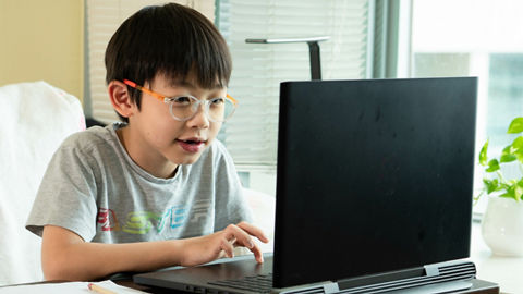 A student is learning online class and studying