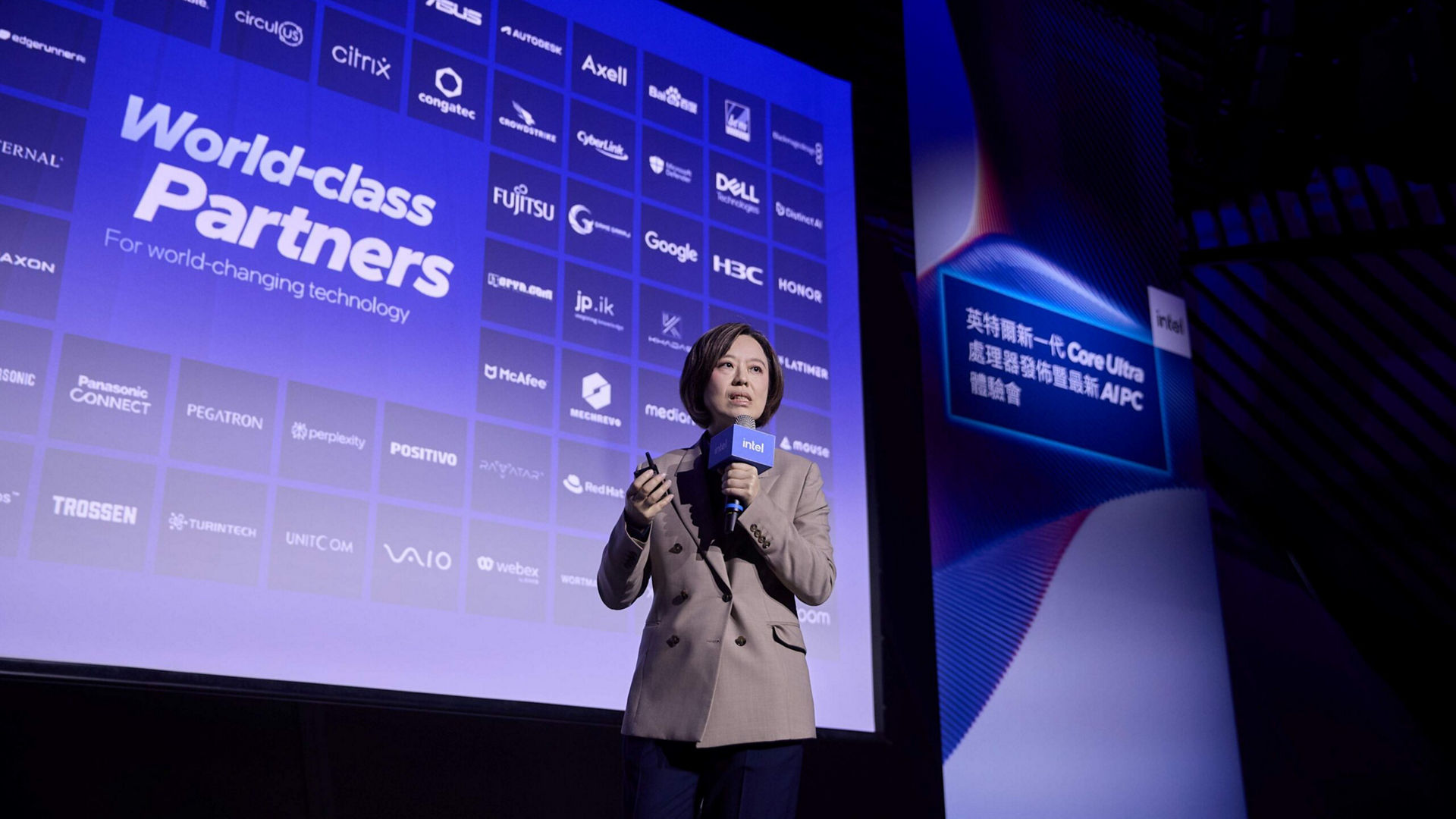 英特爾攜手合作夥伴於台灣展示搭載最新Intel Core Ultra 200系列處理器的AI PC，為消費者帶來卓越的效能、能效與智慧體驗。