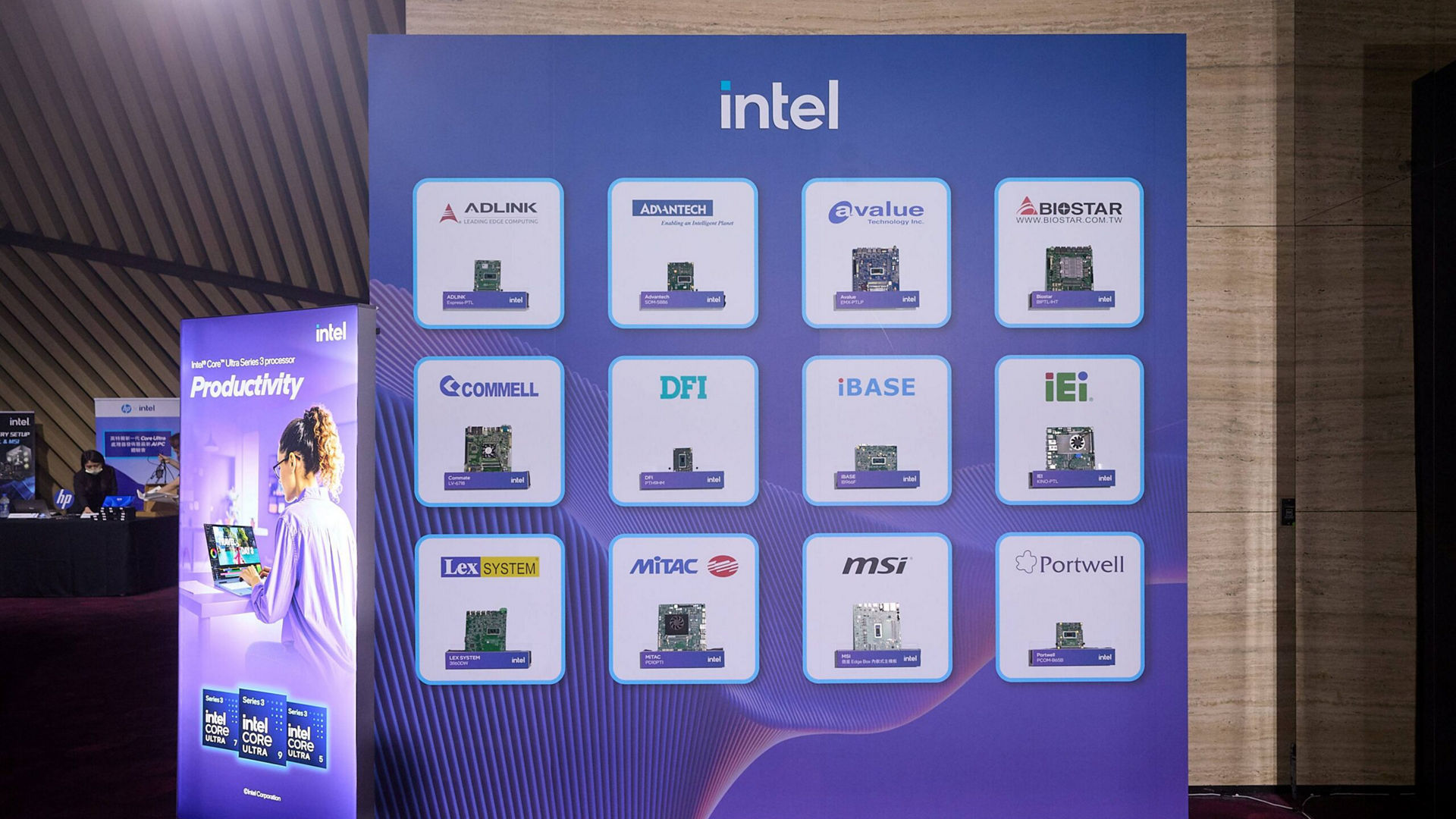 英特爾攜手合作夥伴於台灣展示搭載最新Intel Core Ultra 200系列處理器的AI PC，為消費者帶來卓越的效能、能效與智慧體驗。