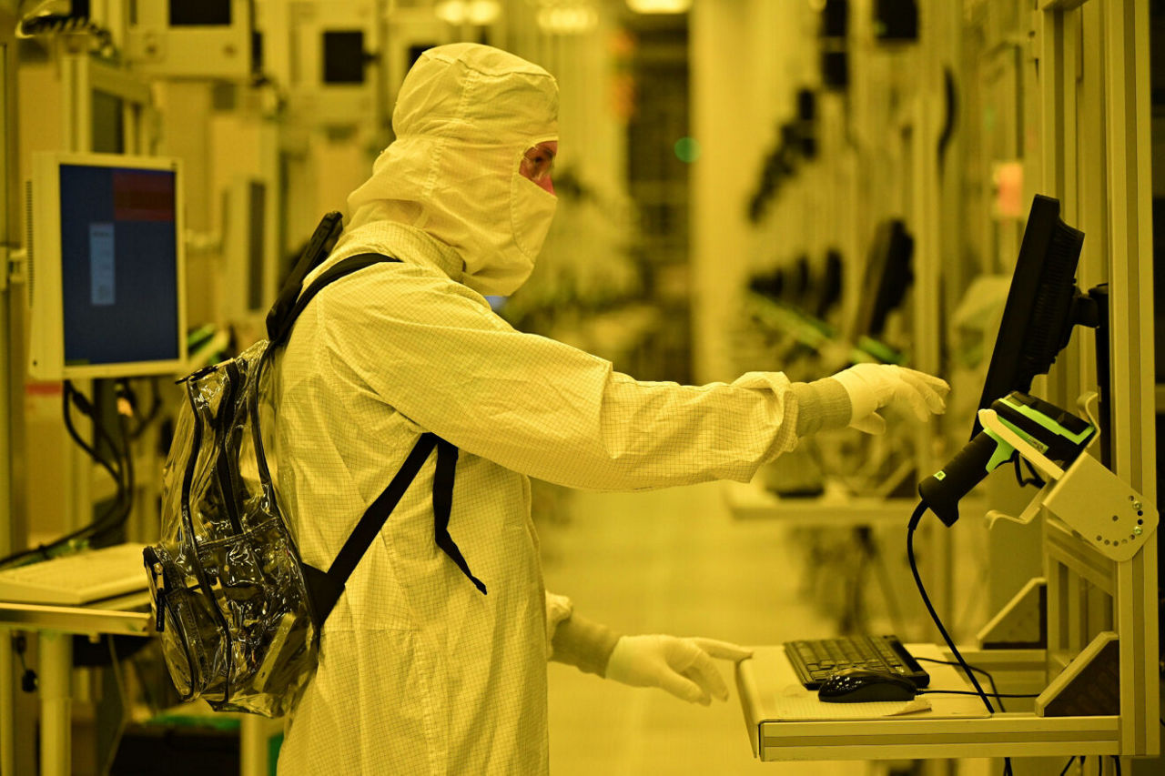 Um técnico de fabricação da Intel dentro da nova Fab 52 em Chandler, Arizona, em setembro de 2025. (Crédito: Intel Corporation).
