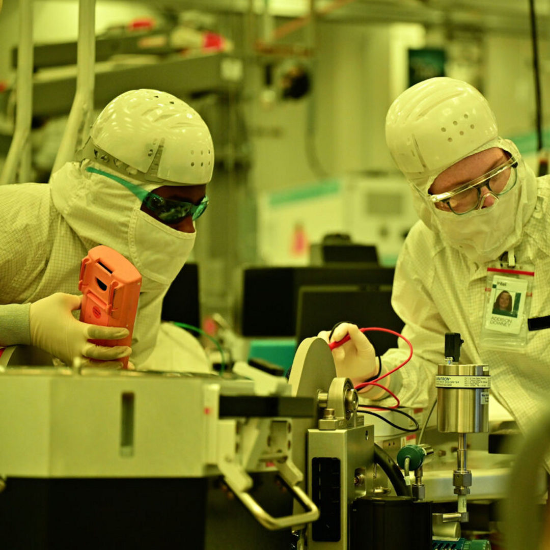 Intel manufacturing technicians collaborate on production of Intel Core Ultra series 3 processors inside Intel’s new Fab 52 in Chandler, Arizona, in September 2025.