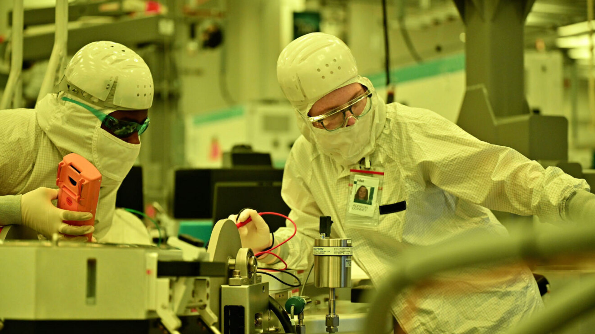 Intel manufacturing technicians collaborate on production of Intel Core Ultra series 3 processors inside Intel’s new Fab 52 in Chandler, Arizona, in September 2025.