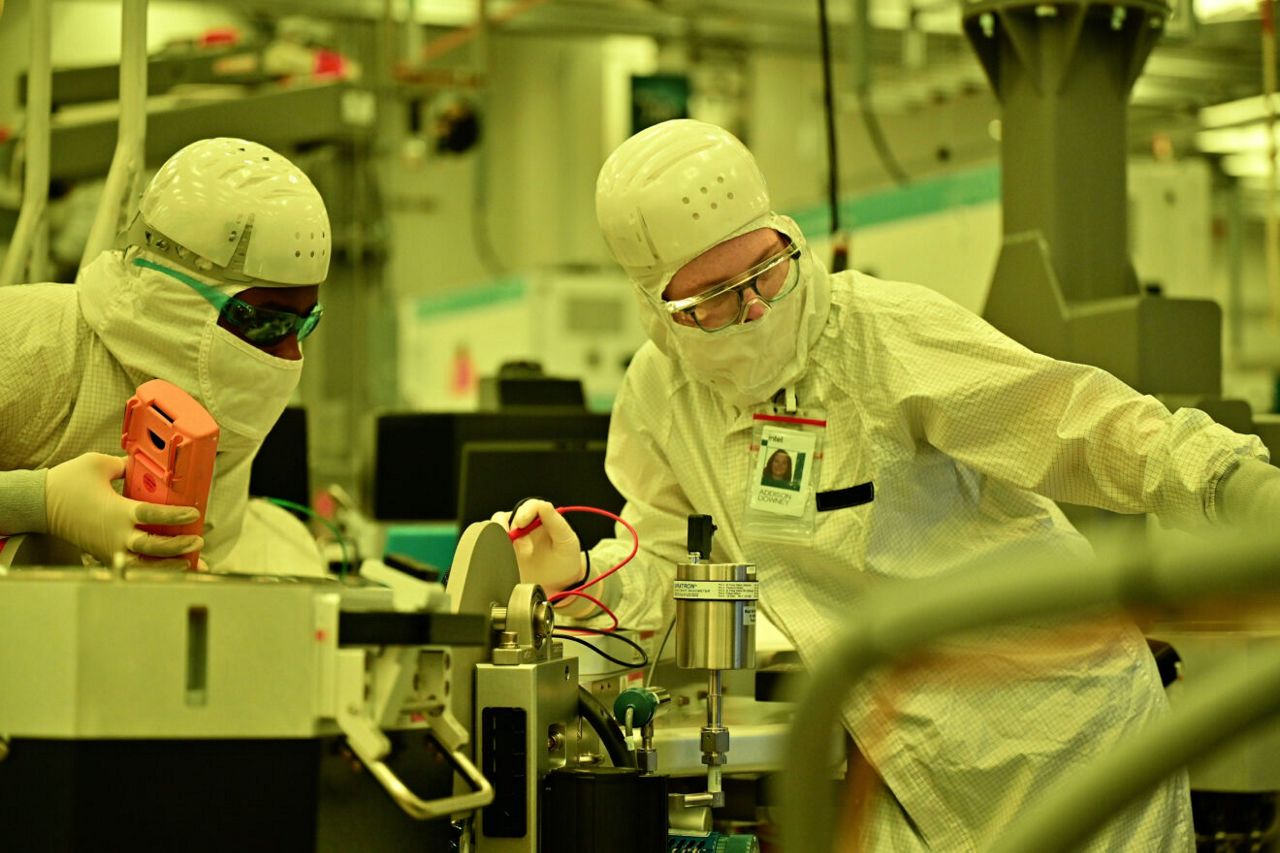 Intel manufacturing technicians collaborate on production of Intel Core Ultra series 3 processors inside Intel’s new Fab 52 in Chandler, Arizona, in September 2025.