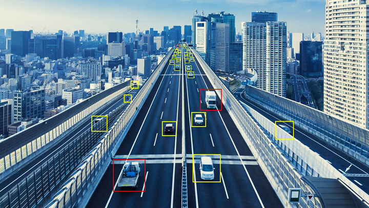 高速公路概貌，其中的数字叠加网络正跟踪车辆