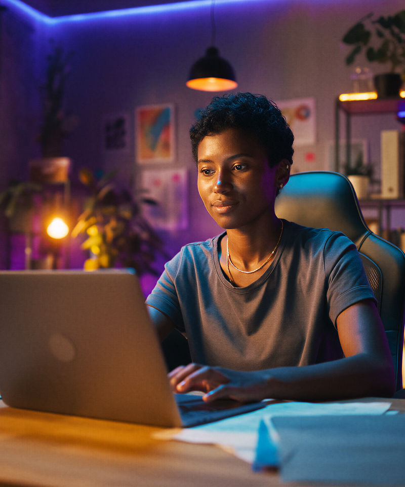 Pessoa usando um notebook em um ambiente doméstico.